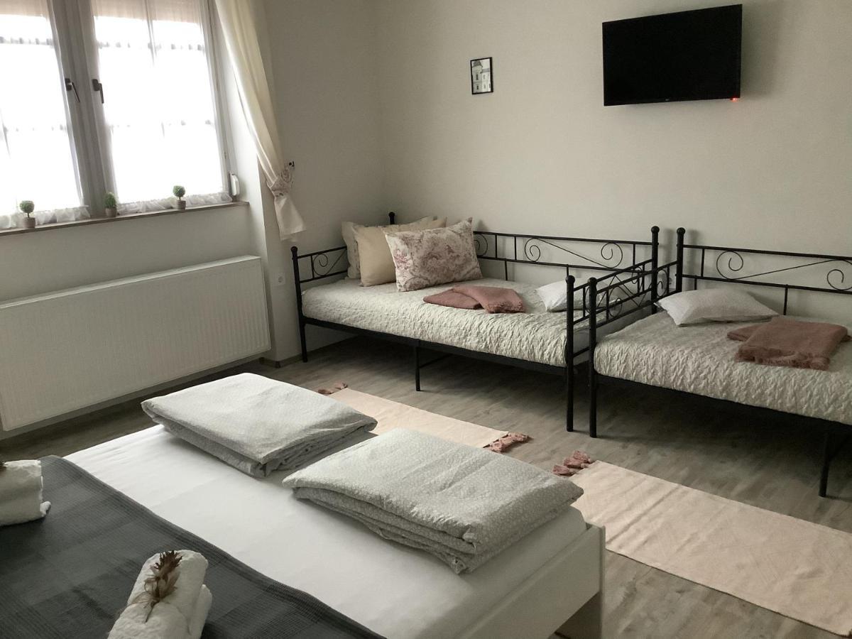 Ezuest Boroka Apartman Eger Exterior photo